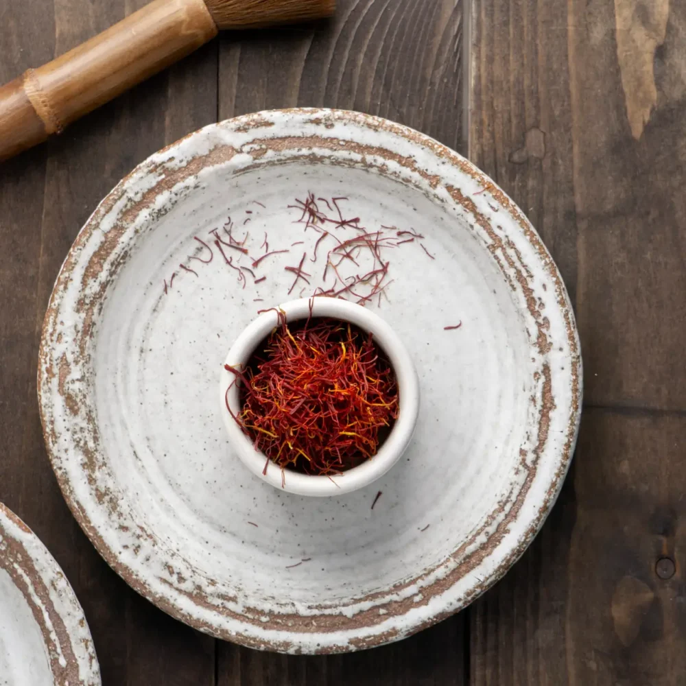 primo-piano-su-utensili-pieni-di-zafferano